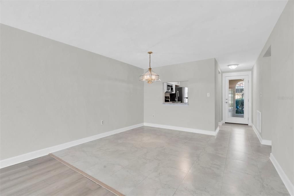 For Sale: $125,000 (2 beds, 1 baths, 975 Square Feet)