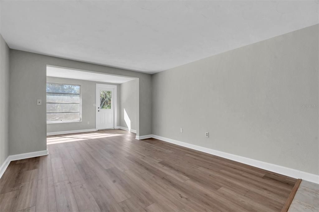 For Sale: $125,000 (2 beds, 1 baths, 975 Square Feet)