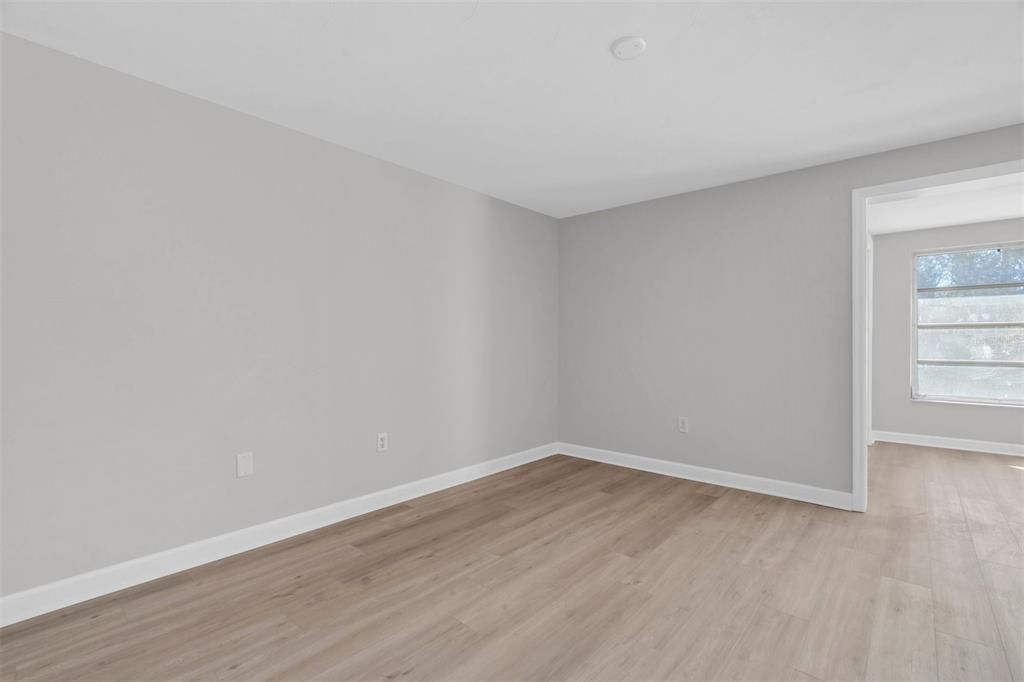 For Sale: $125,000 (2 beds, 1 baths, 975 Square Feet)