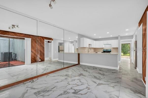 En Venta: $245,000 (3 camas, 3 baños, 2004 Pies cuadrados)