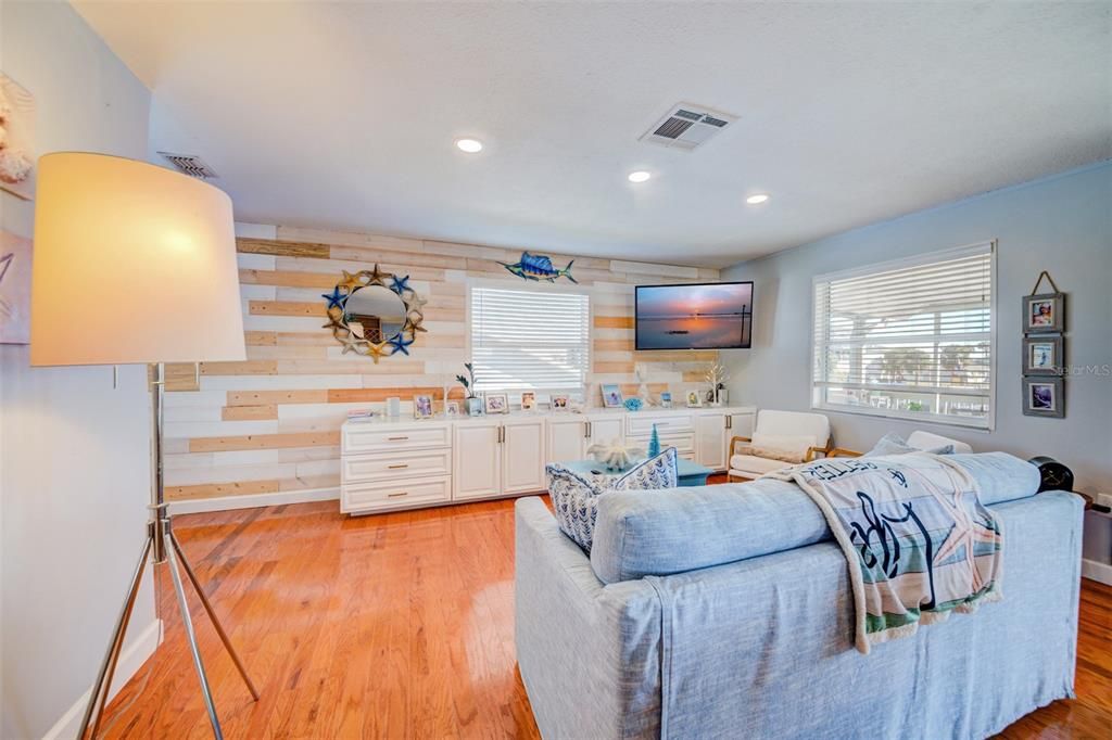 待售: $595,000 (2 贝兹, 2 浴室, 980 平方英尺)