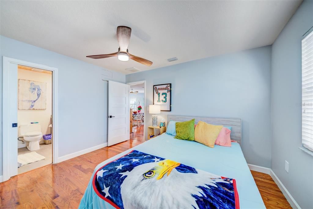 待售: $595,000 (2 贝兹, 2 浴室, 980 平方英尺)