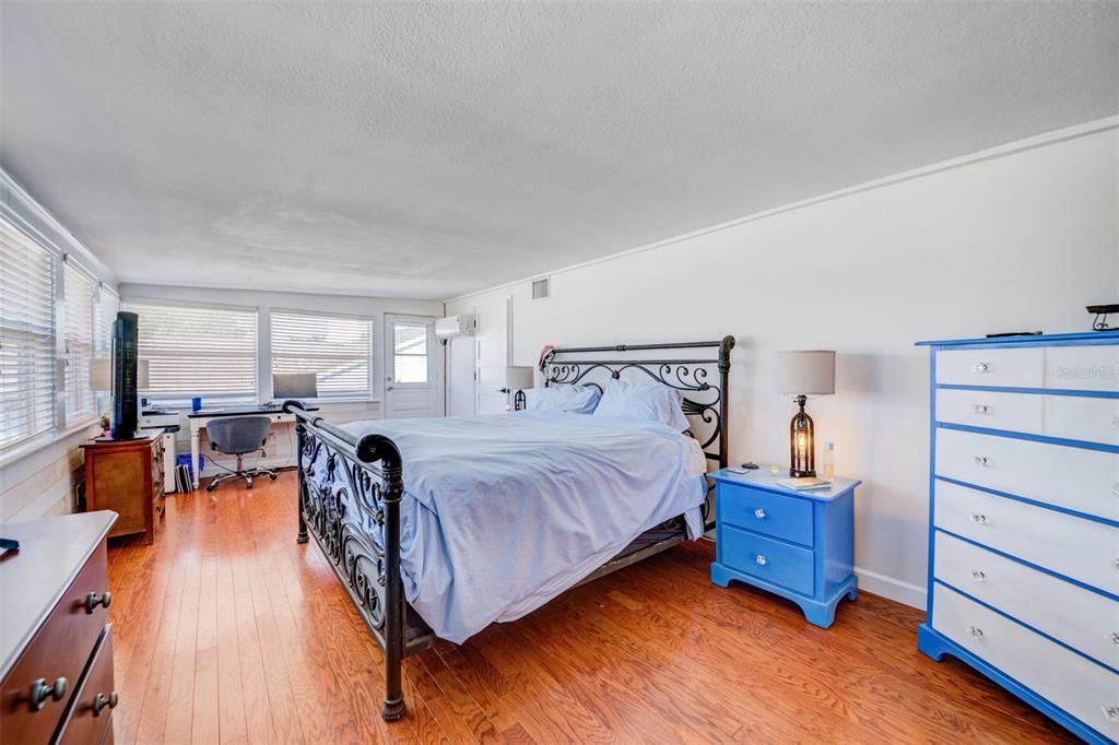 待售: $595,000 (2 贝兹, 2 浴室, 980 平方英尺)