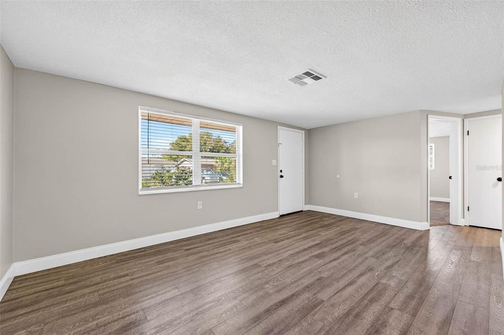 For Sale: $210,000 (3 beds, 1 baths, 984 Square Feet)