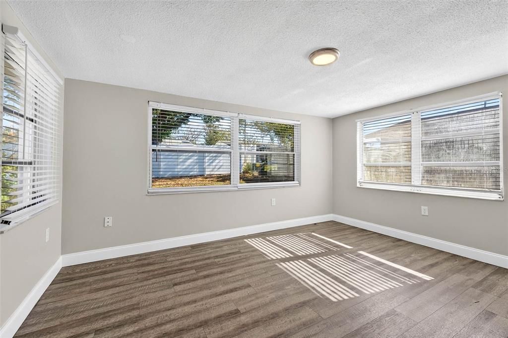 For Sale: $210,000 (3 beds, 1 baths, 984 Square Feet)