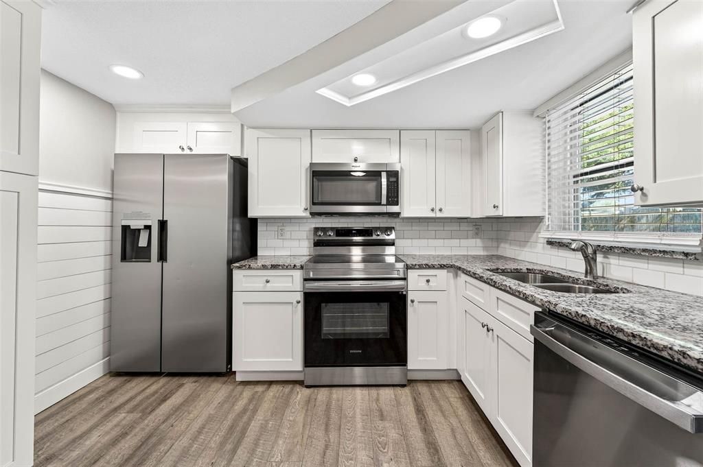 For Sale: $210,000 (3 beds, 1 baths, 984 Square Feet)