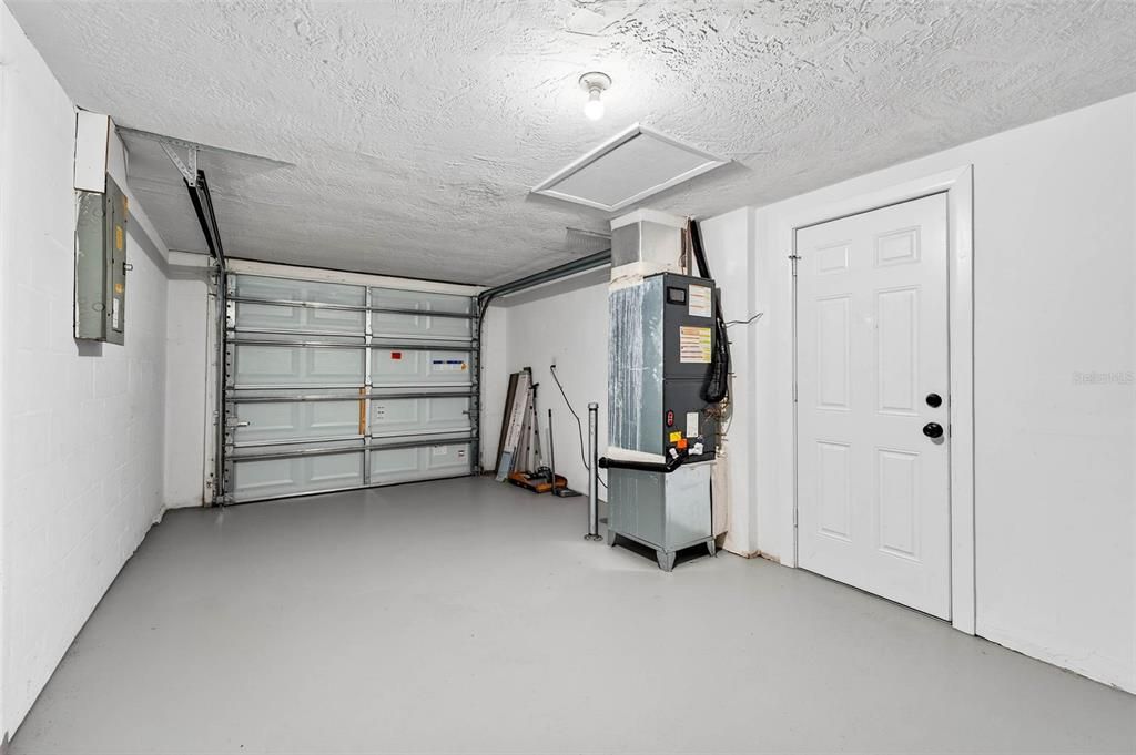 For Sale: $210,000 (3 beds, 1 baths, 984 Square Feet)