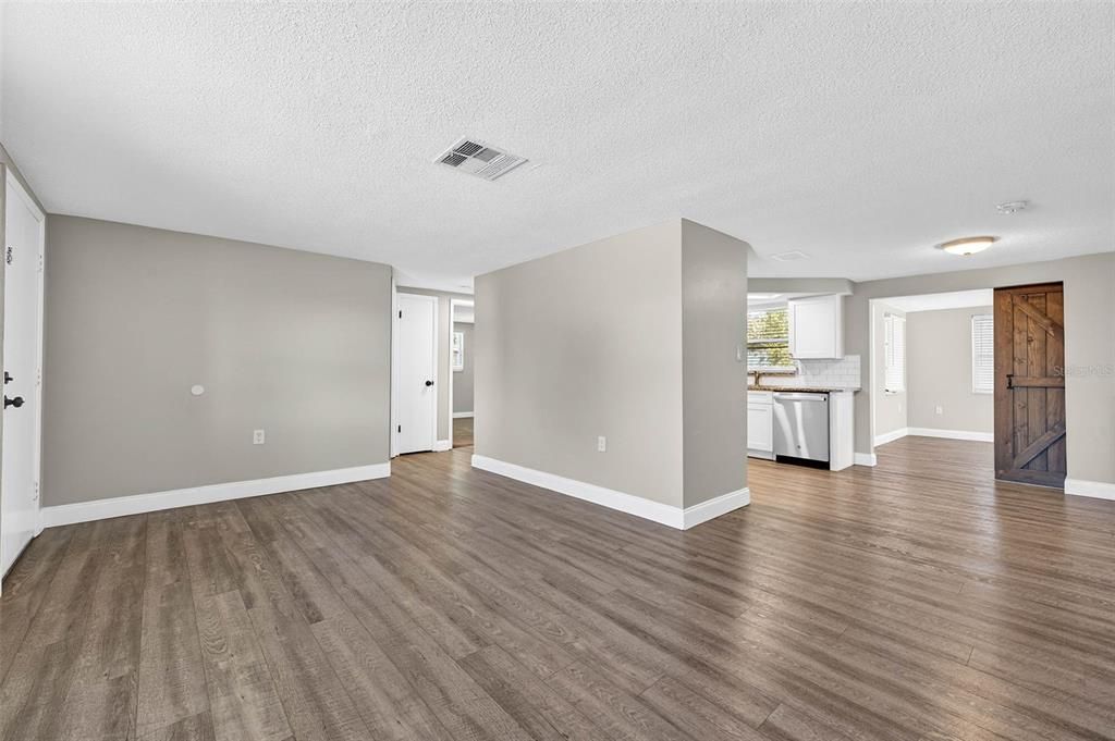 For Sale: $210,000 (3 beds, 1 baths, 984 Square Feet)