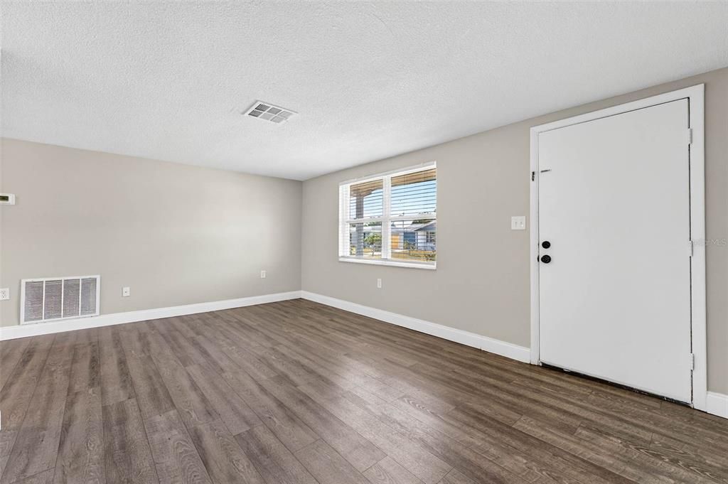 For Sale: $210,000 (3 beds, 1 baths, 984 Square Feet)