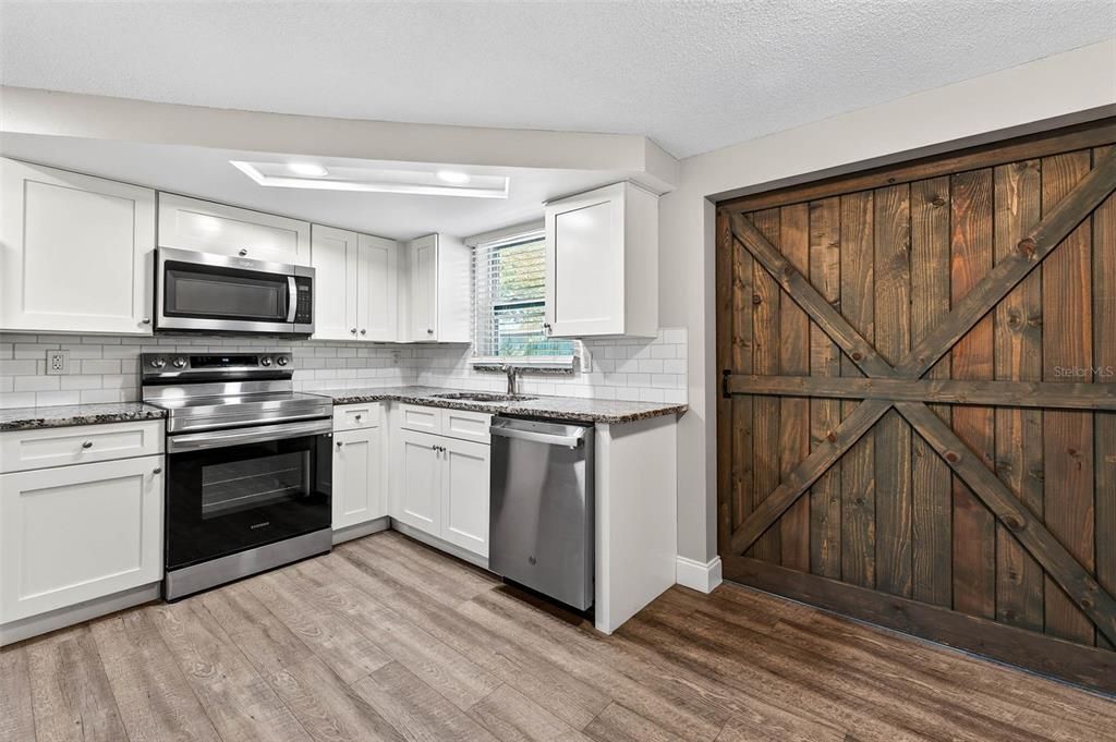 For Sale: $210,000 (3 beds, 1 baths, 984 Square Feet)