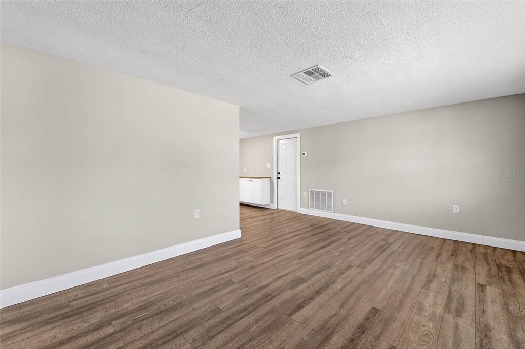 For Sale: $210,000 (3 beds, 1 baths, 984 Square Feet)