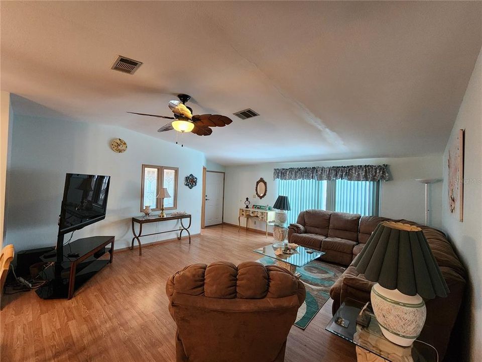 For Sale: $125,000 (2 beds, 2 baths, 1596 Square Feet)