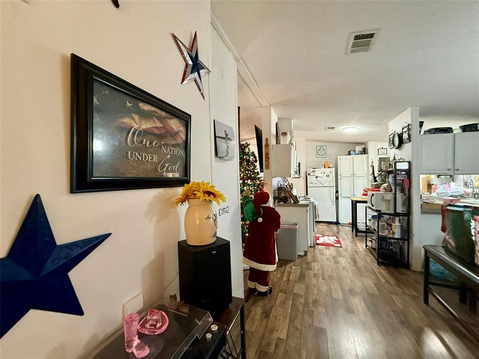 En Venta: $215,000 (4 camas, 2 baños, 1512 Pies cuadrados)