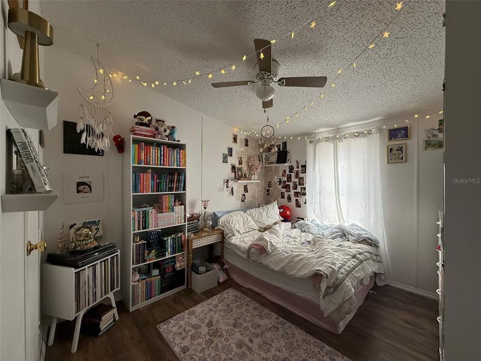 En Venta: $215,000 (4 camas, 2 baños, 1512 Pies cuadrados)