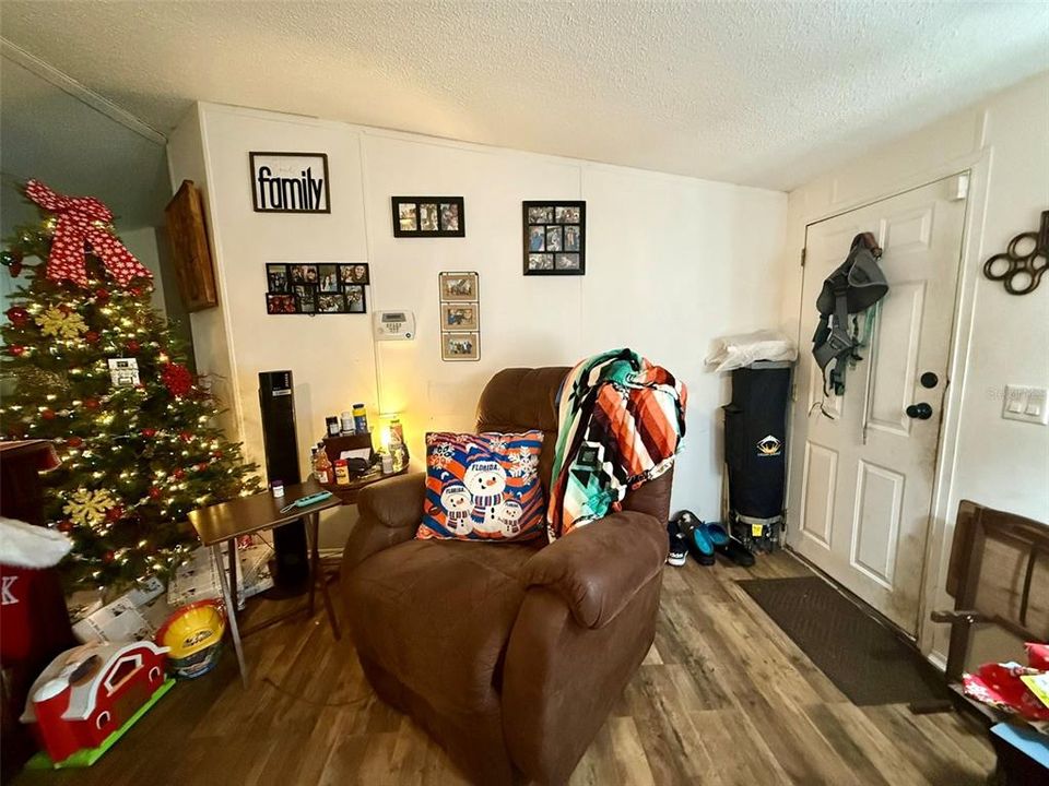 En Venta: $215,000 (4 camas, 2 baños, 1512 Pies cuadrados)