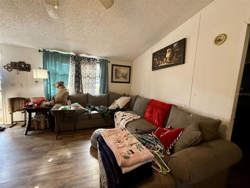 En Venta: $215,000 (4 camas, 2 baños, 1512 Pies cuadrados)