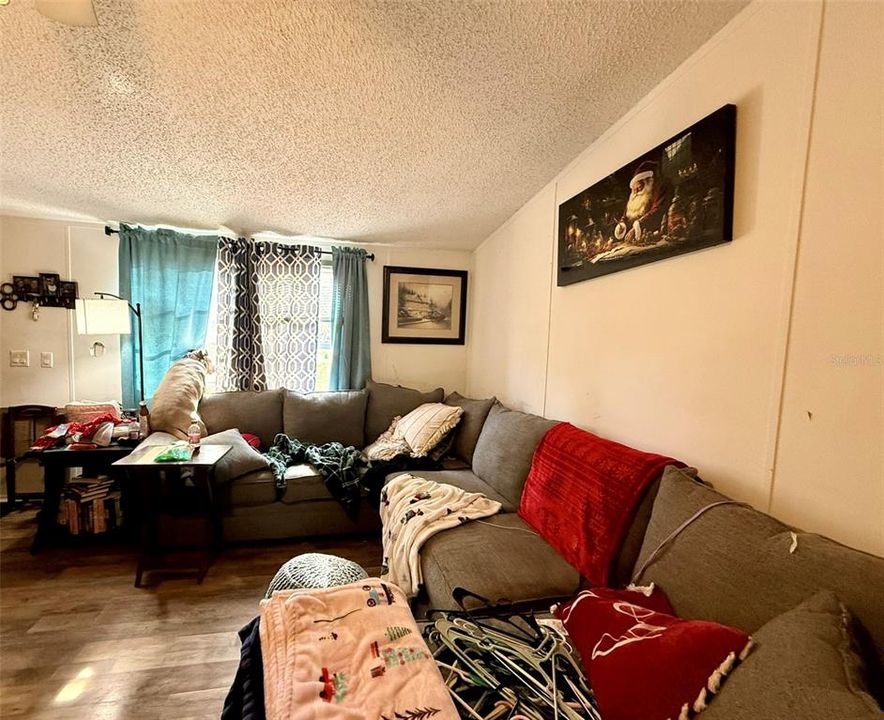 En Venta: $215,000 (4 camas, 2 baños, 1512 Pies cuadrados)