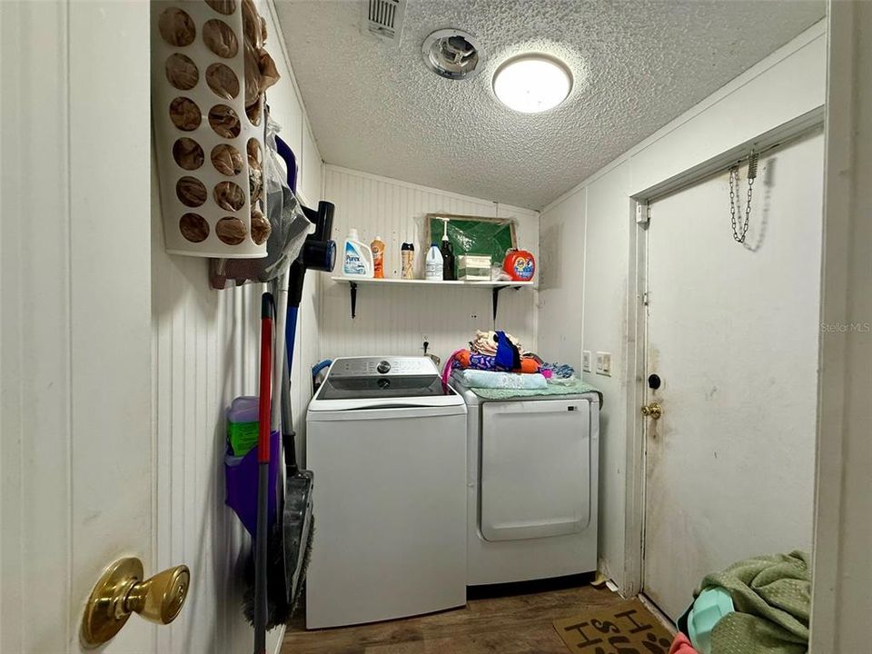 En Venta: $215,000 (4 camas, 2 baños, 1512 Pies cuadrados)