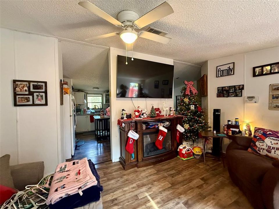 En Venta: $215,000 (4 camas, 2 baños, 1512 Pies cuadrados)