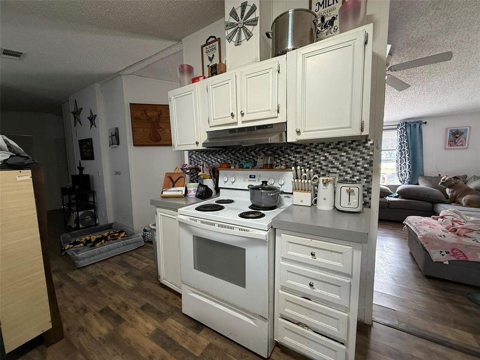 En Venta: $215,000 (4 camas, 2 baños, 1512 Pies cuadrados)