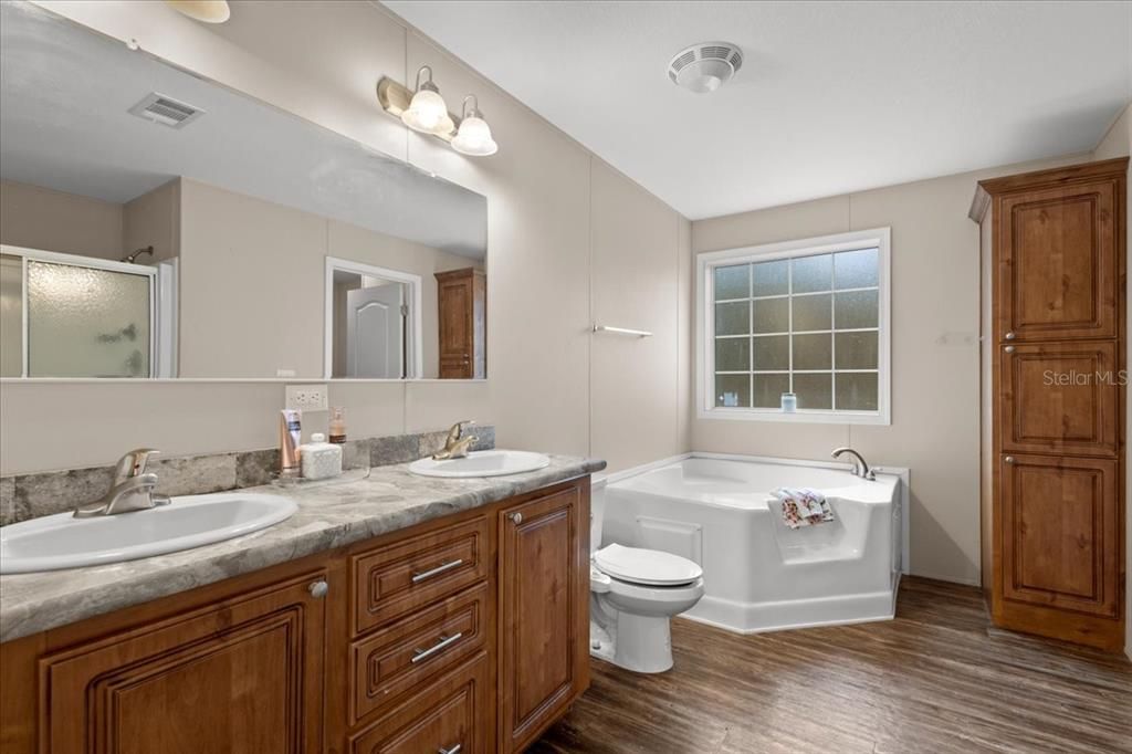 For Sale: $219,900 (3 beds, 2 baths, 1560 Square Feet)