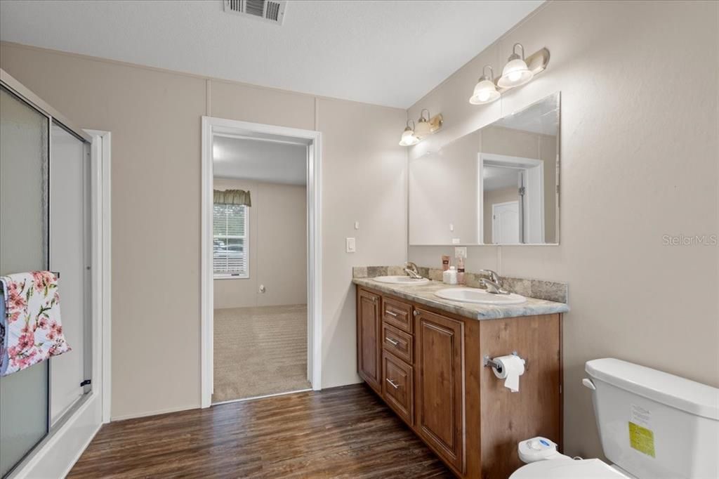 For Sale: $219,900 (3 beds, 2 baths, 1560 Square Feet)