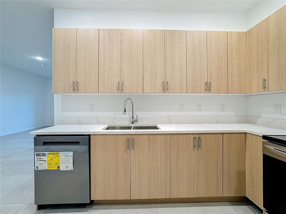 For Rent: $2,100 (3 beds, 2 baths, 1728 Square Feet)