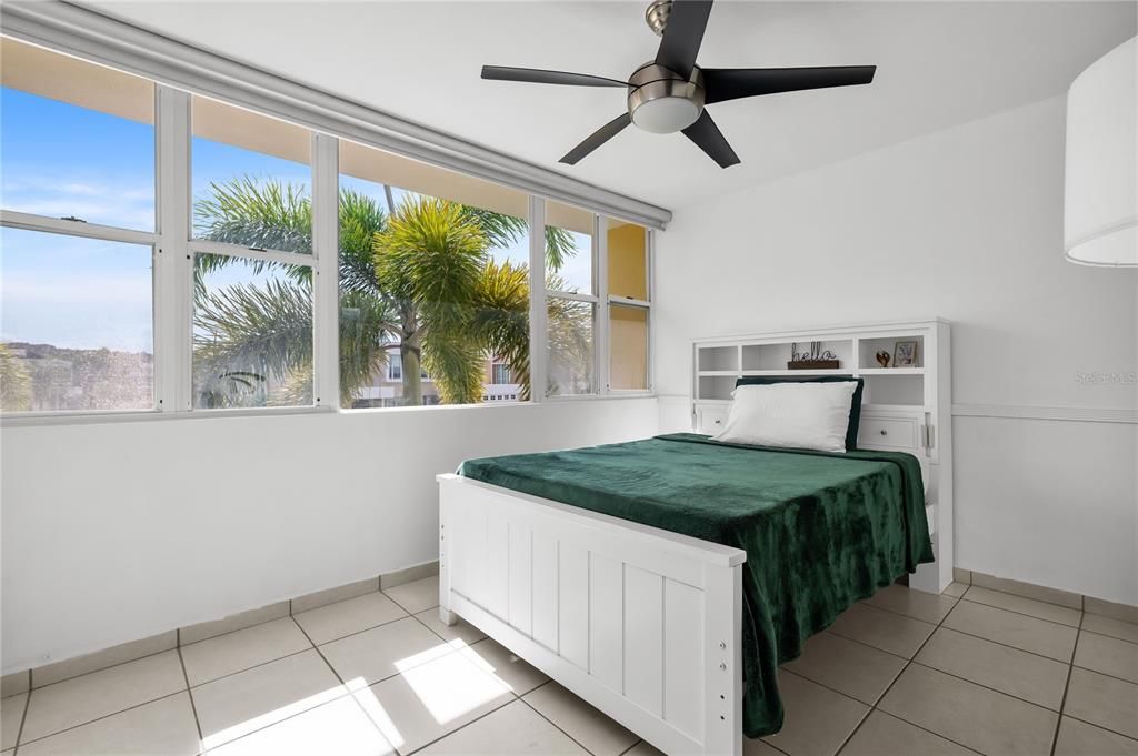 En Venta: $695,000 (4 camas, 2 baños, 2300 Pies cuadrados)