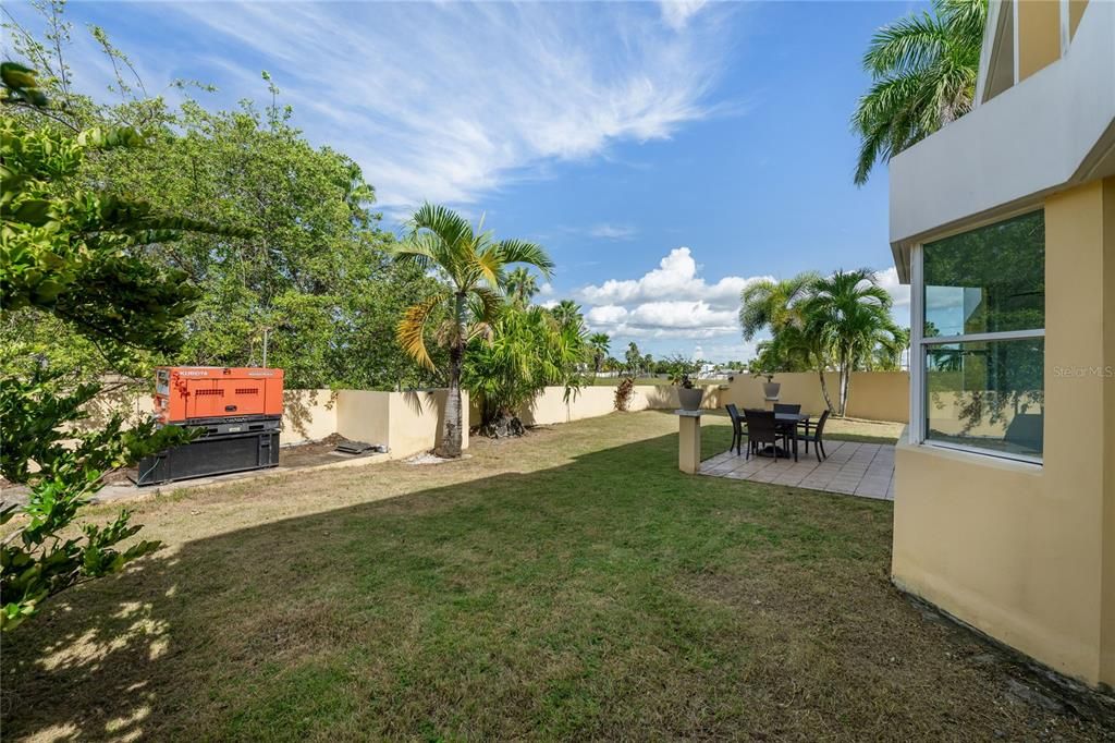 En Venta: $695,000 (4 camas, 2 baños, 2300 Pies cuadrados)