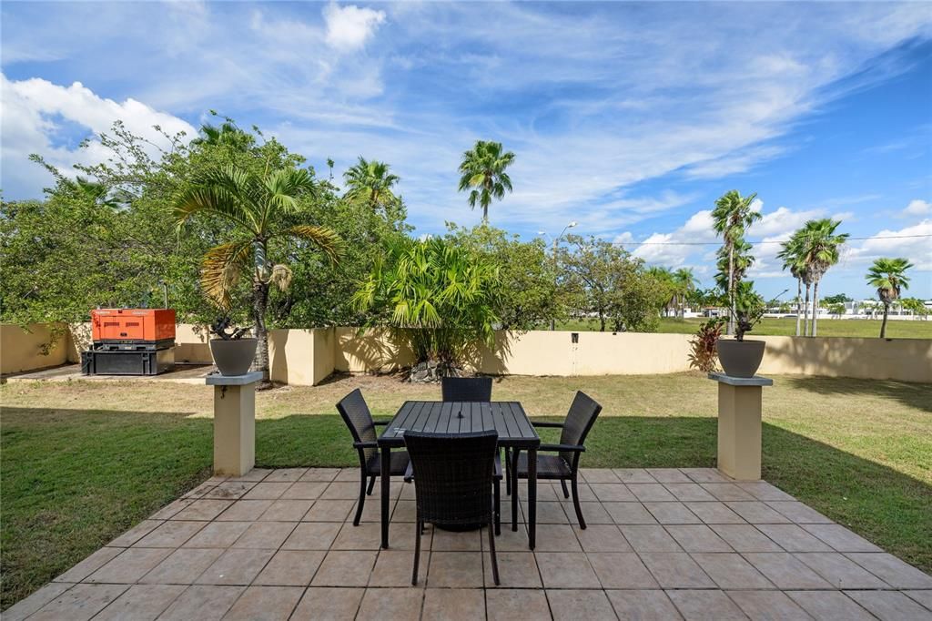 En Venta: $695,000 (4 camas, 2 baños, 2300 Pies cuadrados)