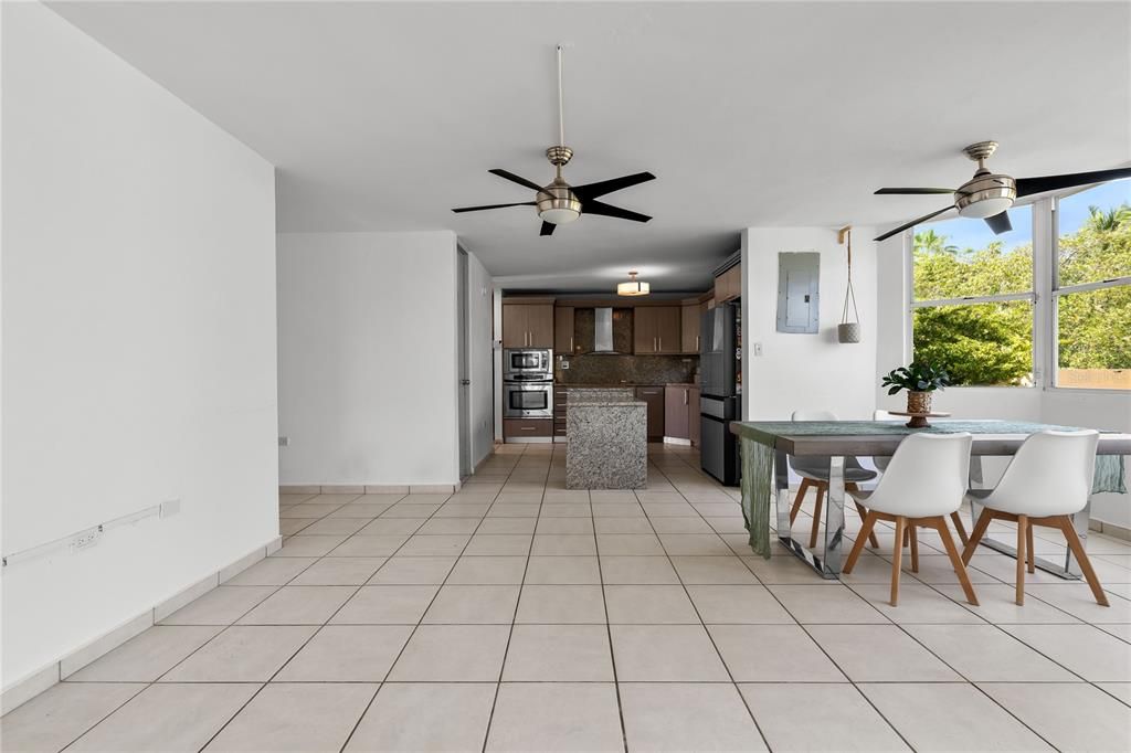 En Venta: $695,000 (4 camas, 2 baños, 2300 Pies cuadrados)