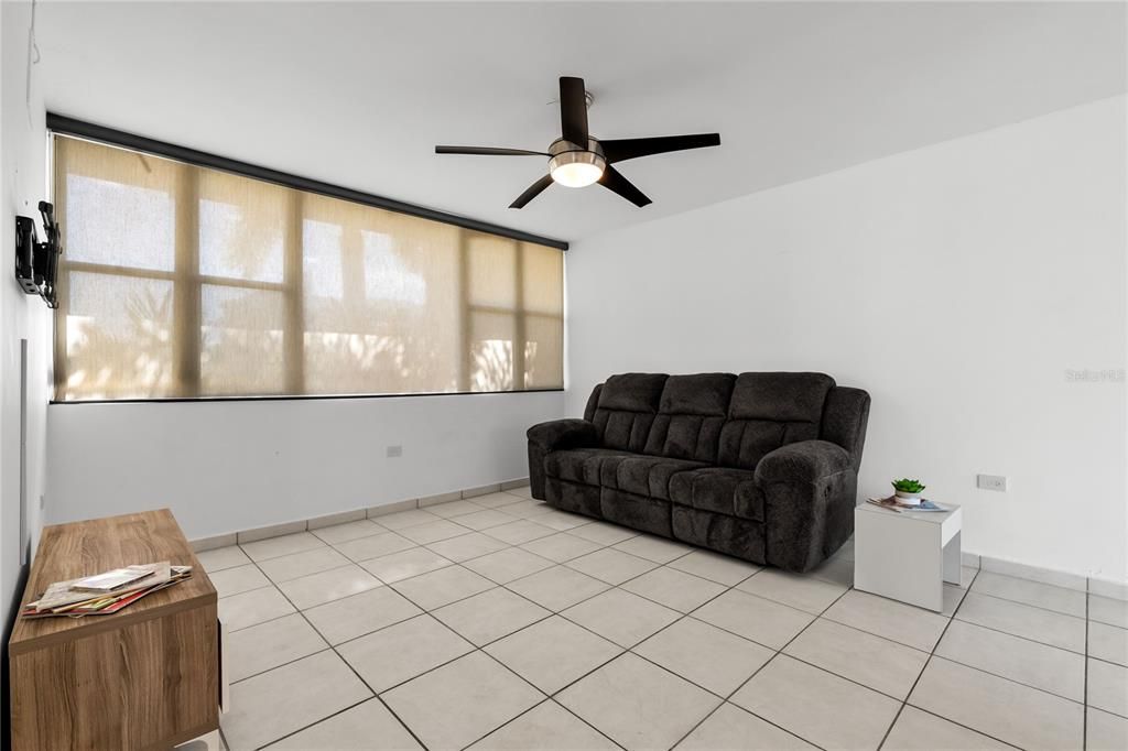 En Venta: $695,000 (4 camas, 2 baños, 2300 Pies cuadrados)