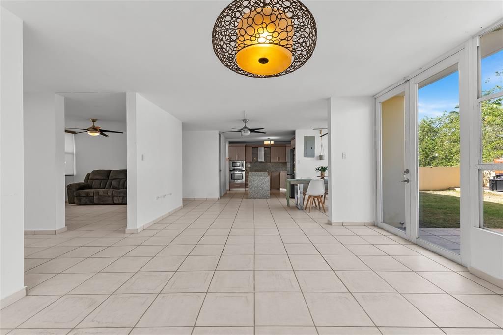 En Venta: $695,000 (4 camas, 2 baños, 2300 Pies cuadrados)