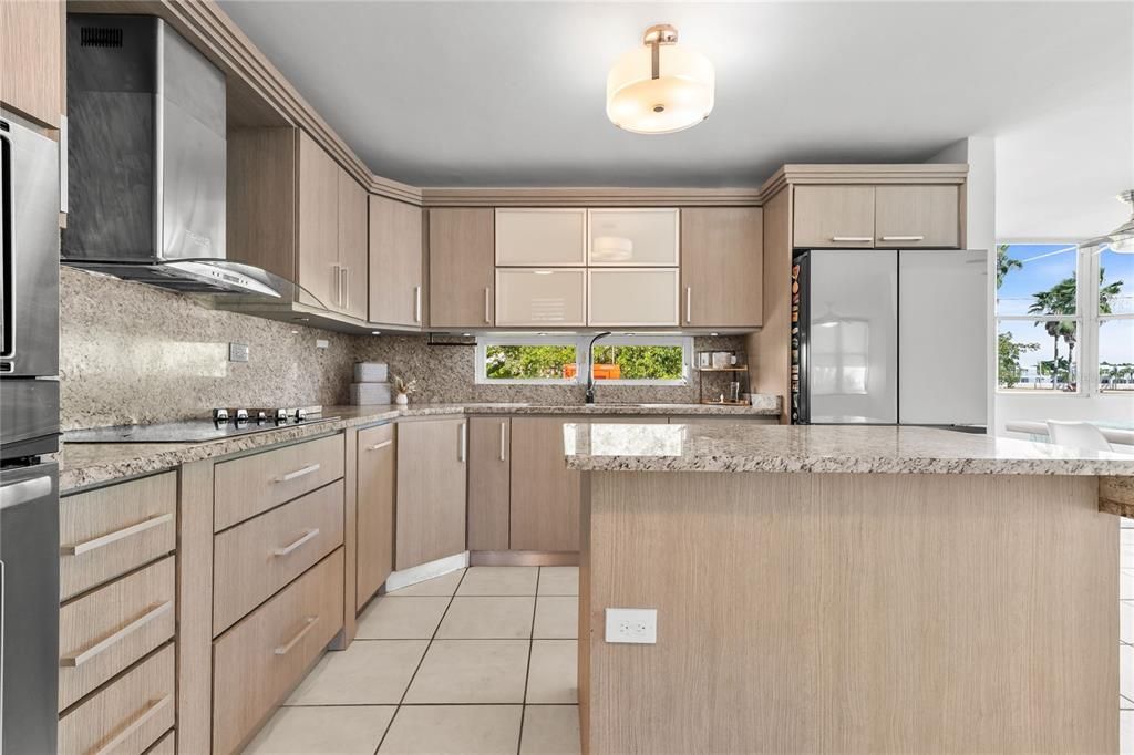 En Venta: $695,000 (4 camas, 2 baños, 2300 Pies cuadrados)