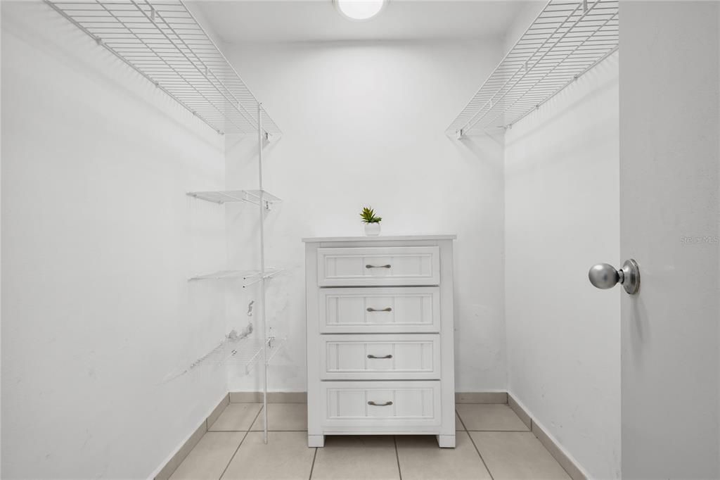 En Venta: $695,000 (4 camas, 2 baños, 2300 Pies cuadrados)