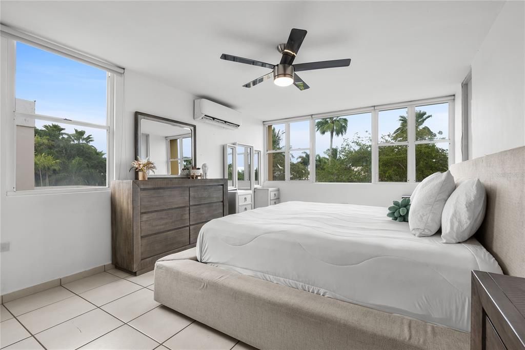 En Venta: $695,000 (4 camas, 2 baños, 2300 Pies cuadrados)