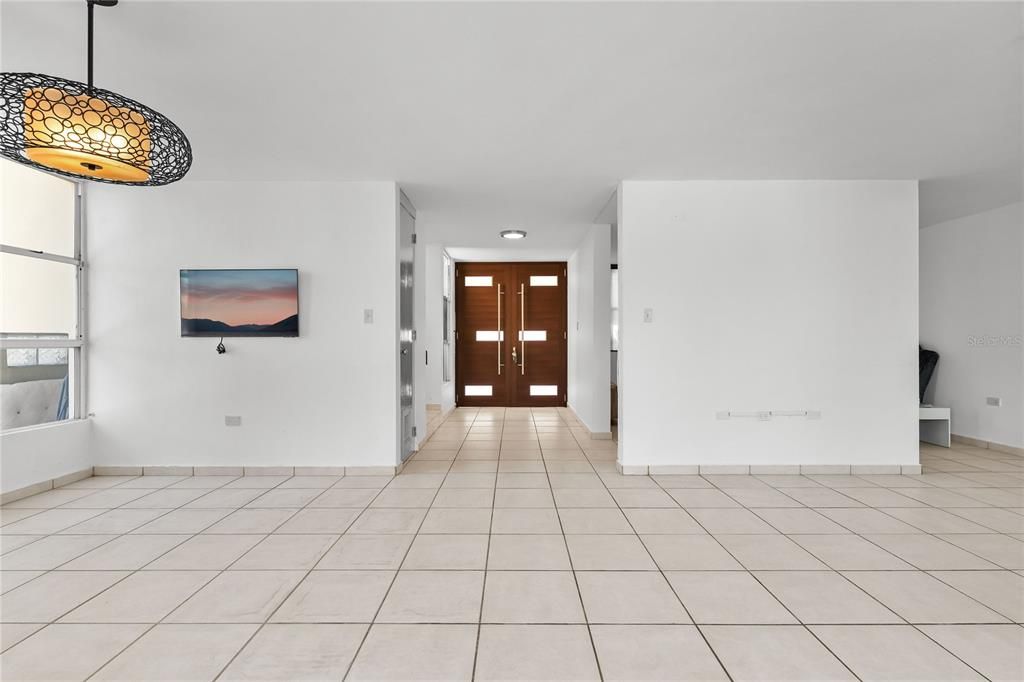 En Venta: $695,000 (4 camas, 2 baños, 2300 Pies cuadrados)