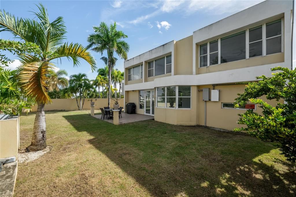 En Venta: $695,000 (4 camas, 2 baños, 2300 Pies cuadrados)