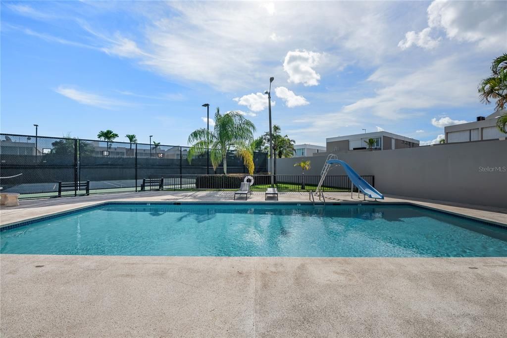 En Venta: $695,000 (4 camas, 2 baños, 2300 Pies cuadrados)