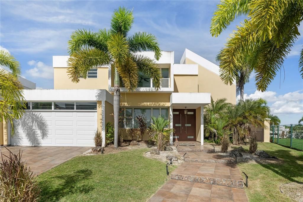 En Venta: $695,000 (4 camas, 2 baños, 2300 Pies cuadrados)