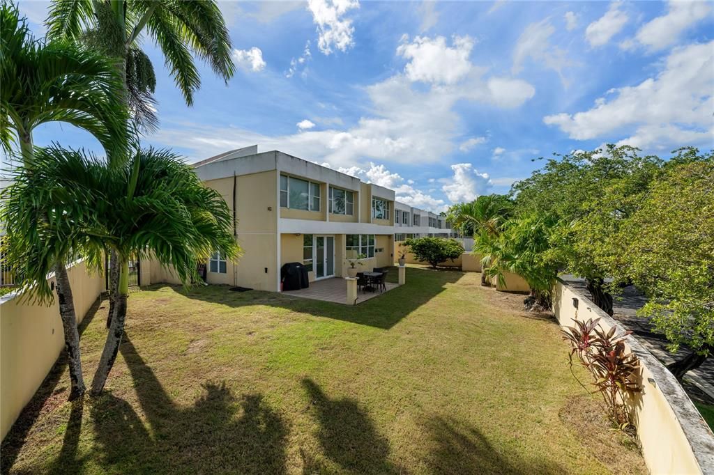 En Venta: $695,000 (4 camas, 2 baños, 2300 Pies cuadrados)