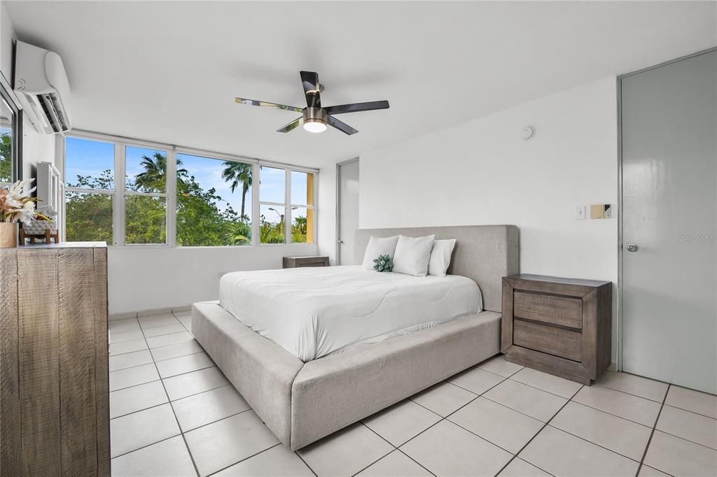 En Venta: $695,000 (4 camas, 2 baños, 2300 Pies cuadrados)