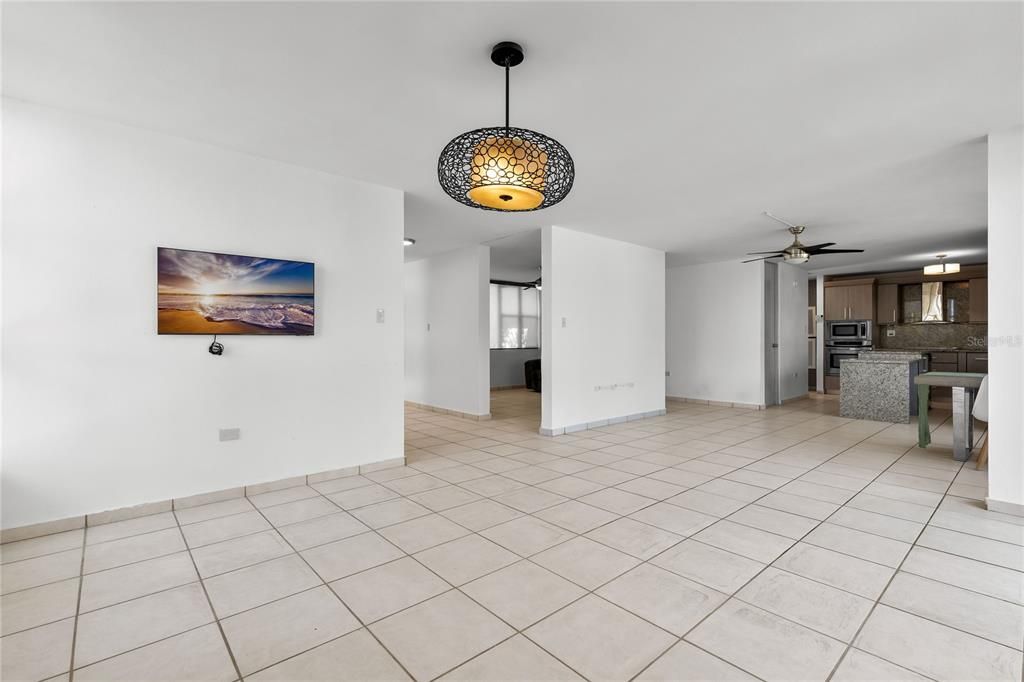 En Venta: $695,000 (4 camas, 2 baños, 2300 Pies cuadrados)