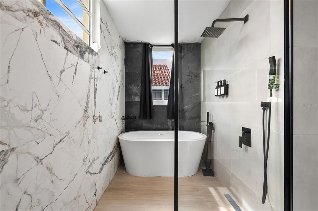 En Venta: $695,000 (4 camas, 2 baños, 2300 Pies cuadrados)