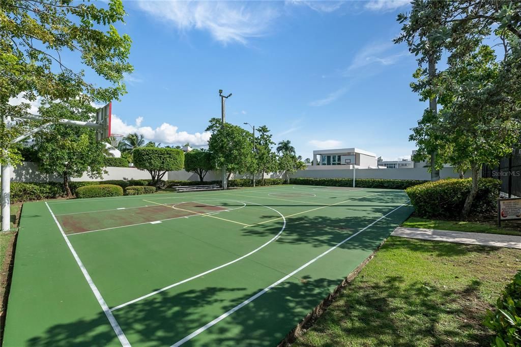 En Venta: $695,000 (4 camas, 2 baños, 2300 Pies cuadrados)