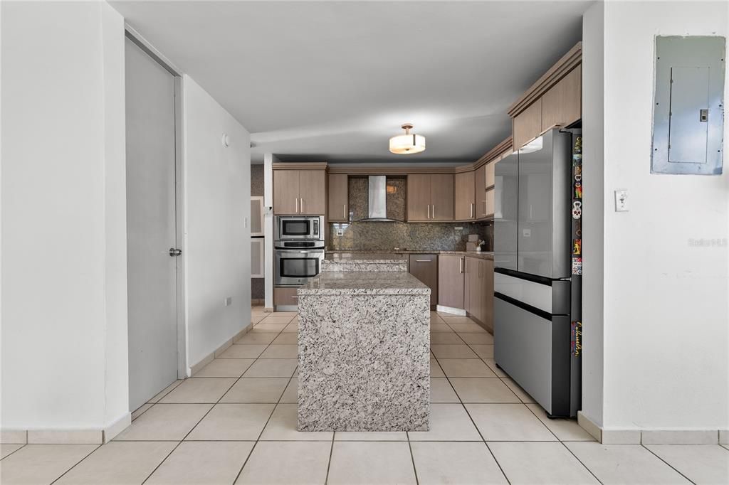 En Venta: $695,000 (4 camas, 2 baños, 2300 Pies cuadrados)