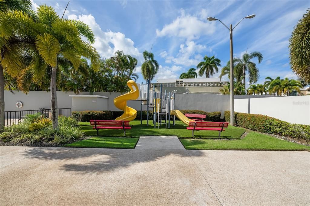 En Venta: $695,000 (4 camas, 2 baños, 2300 Pies cuadrados)