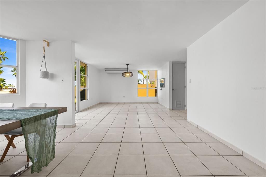 En Venta: $695,000 (4 camas, 2 baños, 2300 Pies cuadrados)