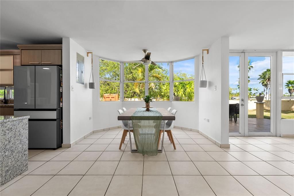 En Venta: $695,000 (4 camas, 2 baños, 2300 Pies cuadrados)