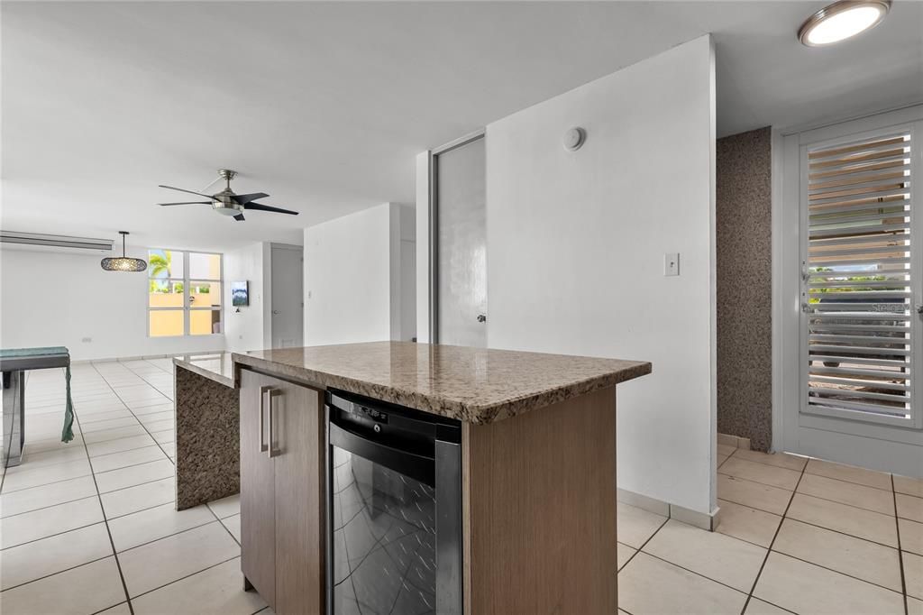 En Venta: $695,000 (4 camas, 2 baños, 2300 Pies cuadrados)